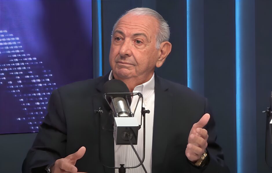 El director ejecutivo de A-Gas, Guillermo Cochón, aclaró este miércoles que en el país nunca hubo una escasez de Gas Licuado de Petróleo (GLP). Asimismo, manifestó que Coastal Petroleum Dominicana nunca suspendió el envío de combustibles a la República Dominica, pero por condiciones climáticas el buque se retrasó, lo que generó una disminución en el despacho del GLP. Cochón indicó en el programa El Sol de la Mañana, del grupo RCC Media que en los 24 años que tiene Coastal operando han desaparecido las largas filas y la escasez de gas en el país. Puntualizó además, que todas las estaciones de gas están operando con normalidad y que estás nunca dejaron de funcionar, a su vez destacó que el rumor de escasez de gas surgió de envasadoras pequeñas que por razones económicas no completan su almacenaje. Aseguró que la planificación de los seis buques que llegarán al país hasta el 24 de febrero traerán 75 millones de galones de gas adicionales a los 26 que llegaron en el día de ayer. Reservas Mientras que el Ministro de Industria y Comercio, Víctor –Ito- Bisonó, y el presidente de la Refinería Dominicana de Petróleo (Refidomsa), Leonardo Aguilera, aseguraron que la República Dominicana cuenta con suficiente gas para abastecer las necesidades de la población. Aguilera, negó los rumores sobre posibles problemas financieros en la empresa y aseguró que el pago a los servidores se realiza sin inconvenientes. Durante su participación en LA Semanal de la Prensa, el ministro Bisonó explicó que Coastal, empresa que suministra el 60 % del GLP en el país, tuvo inconvenientes debido a un retraso en la reposición de inventarios causado por condiciones climatológicas. Como resultado, se implementó un "racionamiento" del combustible durante el fin de semana, pero enfatizó que esto no representa un desabastecimiento. Indicó que actualmente en el pías hay más de 400 mil toneladas de gas en depósito, incluyendo reservas utilizadas en pignoración. "Gas en territorio dominicano hay más que suficiente, aquí hay más de 400 mil toneladas de gas en depósito", declaró Bisonó. Asimismo, agregó que en los depósitos de Castrol en el país se almacena el gas que se suministra a Puerto Rico y otras islas del Caribe.