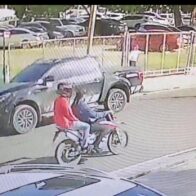 Policia captura a uno de los implicados en asalto a mujer a plena luz del día en Santiago. Santiago.- La Policía Nacional arrestó mediante orden judicial a uno de los implicados en el asalto a mano armada contra una señora, ocurrido el pasado 28 de enero en el sector Los Jardines Metropolitanos de esta ciudad, un hecho que fue captado por cámaras de seguridad y viralizado en redes sociales. Se trata de Bladimir Rosario Vallejo, de 34 años, a quien se le ocupó la pistola y la motocicleta utilizadas en el delito, tras un exhaustivo proceso de investigación y seguimiento realizado por agentes de la División de Investigación de Delitos contra la Propiedad. Según el testimonio de la víctima, dos antisociales a bordo de una motocicleta la sorprendieron cuando se desmontaba de su vehículo en el parqueo de su local comercial. Uno de ellos, armado con una pistola, la amenazó y, tras un forcejeo, realizó un disparo al aire antes de despojarla de su cartera, dinero en efectivo, tarjetas de crédito, un teléfono móvil y varios documentos importantes. Al ser interrogado, Rosario Vallejo confesó su participación en el hecho, mientras que su cómplice, ya identificado, sigue siendo activamente buscado. Se le exhorta a que se entregue por la vía que considere pertinente. El detenido y las evidencias ocupadas serán puestos a disposición del Ministerio Público. Las investigaciones continúan y se ofrecerán más detalles conforme avancen las pesquisas.
