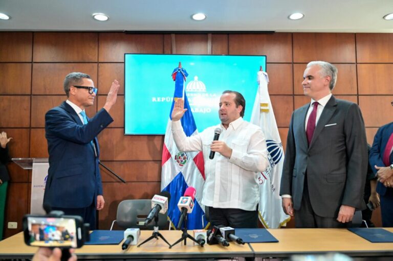 José Ignacio Paliza juramenta a Eddy Olivares como Ministro de Trabajo 8 | Noticias de hoy en República Dominicana José Ignacio Paliza juramenta a Eddy Olivares como Ministro de Trabajo