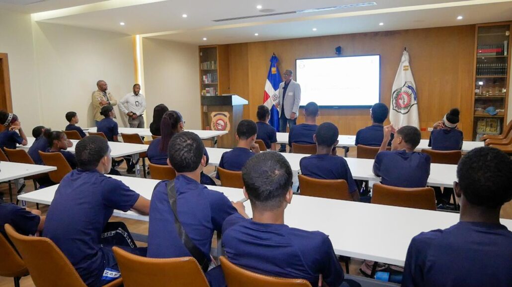 DNCD lleva ruta de la prevención a estudiantes escuelas sector Cristo Rey