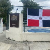 Alcaldía DN coloca bandera nacional en parques y plazas en conmemoración del Mes de la Patria