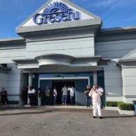 Familiares y amigos llegan a la Funeraria Gresefú para actos fúnebres de Félix Cumbé