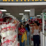 San Valentín dinamiza el comercio en el centro histórico de Santiago
