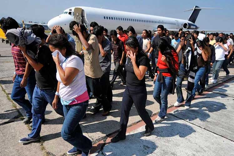 Venezuela recibe a detenidos en El Salvador y libera a presos tras inédito canje con EEUU