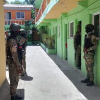 Ejército y Migración detienen indocumentados y ocupan porciones de sustancias narcóticas en Montecristi