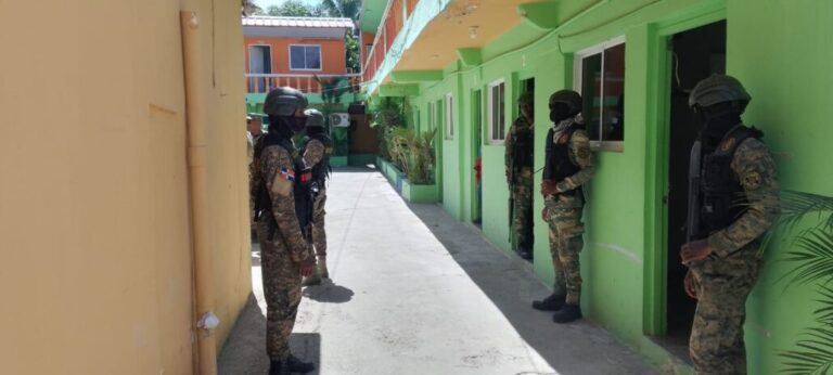 Ejército y Migración detienen indocumentados y ocupan porciones de sustancias narcóticas en Montecristi