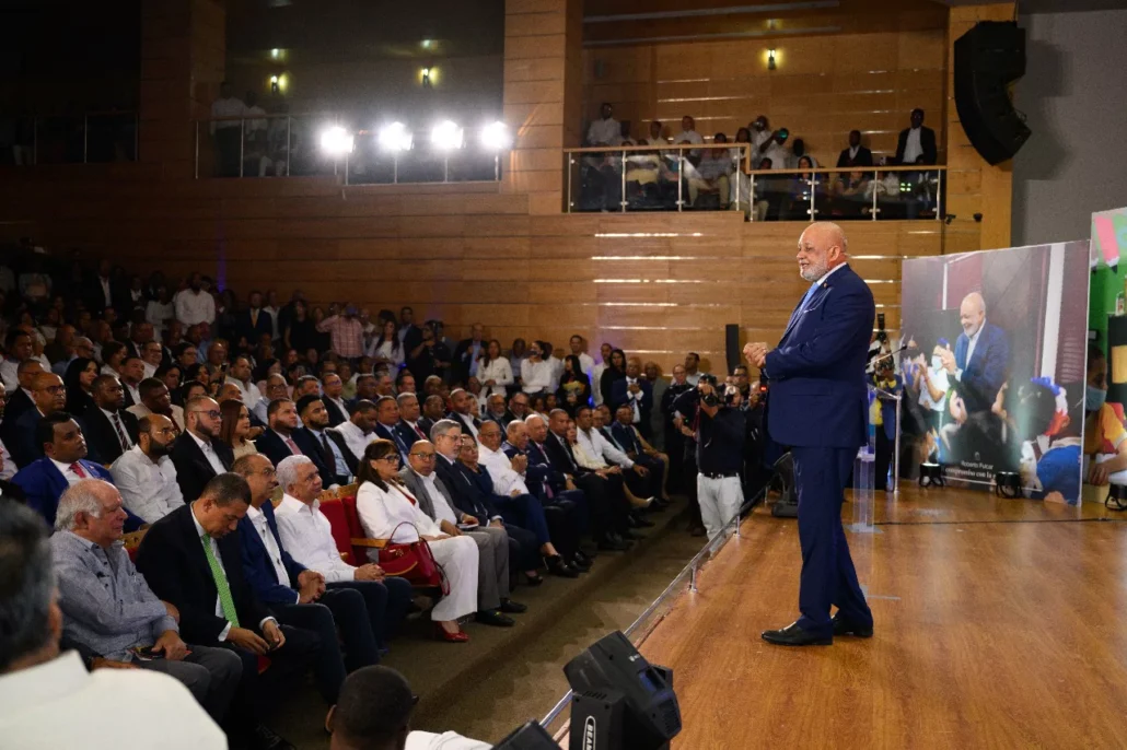 Roberto Fulcar pone en circulación su libro “Mi compromiso con la educación”