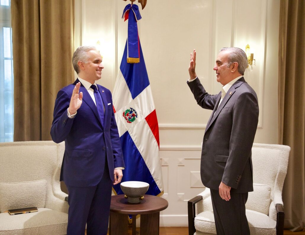 Abinader juramenta a Eduardo Estrella y a Luis Miguel De Camps como nuevos ministros