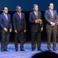 en línea HOY El Festival de Cine Global de Santo Domingo se inicia su 17ª Edición con la Proyección de "La Luz que Imaginamos Santo Domingo, República Dominicana – El Festival de Cine Global de Santo Domingo (FCGSD) dio inicio a su 17ª edición con un evento lleno de celebraciones y reconocimientos a figuras destacadas de la cinematografía local e internacional. La ceremonia inaugural, realizada en la sala Carlos Piantini del Teatro Nacional Eduardo Brito, estuvo a cargo de Omar de la Cruz, director del festival, y la exdirectora de la Dirección General de Cine, Yvette Marichal, y contó con la presencia del embajador de la India, Ramu Abbagani, y el expresidente Leonel Fernández, actual presidente de Funglode, entidad organizadora del evento. Durante la apertura, se proyectó la película "La luz que imaginamos" de la directora Payal Kapadia, una coproducción de India, Francia, Luxemburgo y Países Bajos, que marcó el inicio de una semana cargada de cine de calidad. Con una alianza entre Funglode y Caribbean Cinemas, el festival ofrecerá hasta el 6 de febrero 122 películas, entre ellas 92 largometrajes, animaciones y 30 cortometrajes. La noche estuvo también marcada por la entrega de reconocimientos a varias personalidades del cine y la cultura dominicana e internacional. Uno de los momentos más emotivos fue el homenaje póstumo a Rubén Abud, quien fue reconocido por su incansable apoyo a la industria del cine. Su viuda, la periodista María Virgen Gómez, y su hijo recibieron el galardón en su nombre, mientras recordaban la contribución de Abud como defensor de la ley de cine y promotor de la educación cinematográfica. El periodista y crítico de cine Luis Beiro Álvarez también fue exaltado por su labor en la industria cinematográfica, dedicando su reconocimiento a Funglode y a la República Dominicana. Además, figuras del cine como los actores Rubén Cortada, Manny Pérez y Emily Tosta, y el productor Fernando Santos, recibieron distinciones, subrayando el compromiso de la juventud con la ley de cine y el cine dominicano. Adriana Paz, reconocida actriz mexicana, fue premiada por su trayectoria, destacando su reciente triunfo en Cannes al recibir la Palma de Oro compartida por su actuación en "Emilia Pérez". El empresario Manuel Corripio, quien ha jugado un papel fundamental en el crecimiento del cine en la República Dominicana, fue sorprendido con el reconocimiento Francisco Palau por su liderazgo visionario. En su discurso, Corripio recordó sus esfuerzos por apoyar la industria cinematográfica desde antes de la existencia de la ley de cine, mencionando éxitos como "Perico Ripiao" y "La Maldición del Padre Cardona". Novedades y películas destacadas El FCGSD también presentó varias novedades en su programación. La película dominicana "Olivia y las Nubes", dirigida por Tomás Pichardo, será la encargada de cerrar el festival, después de haber tenido una destacada trayectoria en festivales internacionales durante el año 2024. Esta película formará parte también de la nueva sección de animación del festival. Una de las grandes sorpresas de esta edición fue la creación de dos nuevas secciones de "Óperas Primas" fuera de concurso, denominadas "Vanguardias" y "Perspectivas". Estas secciones están dedicadas a nuevas voces del cine mundial y representan una excelente plataforma para cineastas emergentes de todo el mundo, con películas de países tan diversos como Singapur, Grecia, Irán, México, Colombia y España. La programación de este año también incluye cintas premiadas en festivales internacionales de renombre como Berlín, Cannes y Locarno. Entre ellas se destacan "Dahomey" de Mati Diop, ganadora del Oso de Oro en Berlín, y "Mi postre favorito" de Marian Moghadam, ganadora de premios en otros festivales de prestigio. Cine dominicano y co-producciones internacionales El cine dominicano tendrá una destacada participación en las secciones competitivas, con títulos como "Olivia y las Nubes", "Sugar Island" de Joanne Gómez Terrero, "Pérez Rodríguez" de Humberto Tavárez, y "Kongo pa Kacimiro" de Bonayel Mota. Además, se proyectarán varias películas de gran relevancia, entre ellas "Au revoir" de Ronni Castillo, "La güira y la tambora" de Adrián Pucheu y "La Grande" de Tito Rodríguez. Este año, también se presentarán importantes co-producciones internacionales, como "Zafari" de la directora Mariana Rondón, que involucra a varios países de América Latina y Europa, y "Kanaval" de Henri Pardo, una película rodada parcialmente en la República Dominicana. Competiciones de cine global El FCGSD sigue siendo un referente en el cine global, con su especialización en "Óperas Primas". Las competiciones incluyen varias categorías, como la "Ópera Prima Ficción", la "Ópera Prima Documental" y la "Ópera Prima de Animación", donde participan filmes de diversas nacionalidades y estilos. En total, el festival incluye más de 100 cortometrajes, tanto en las categorías de "Ficción y/o Documental" como en "Animación", con una representación global que incluye títulos de países como China, Irán, Cuba, Portugal, Argentina y Nigeria, entre otros. 6:09 p. m. 6:16 p. m. 6:16 p. m. inicia su 17ª Edición con la Proyección de "La Luz que Imaginamos 6:17 p. m. El Festival inició con la Proyección de "La Luz que Imaginamos”.