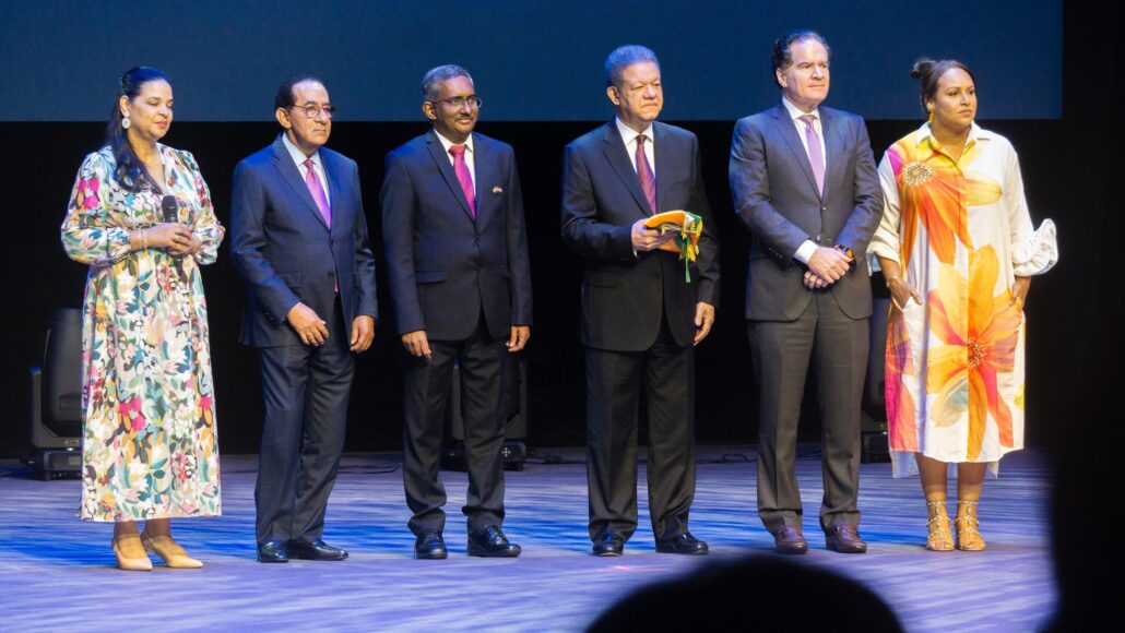 en línea HOY El Festival de Cine Global de Santo Domingo se inicia su 17ª Edición con la Proyección de "La Luz que Imaginamos Santo Domingo, República Dominicana – El Festival de Cine Global de Santo Domingo (FCGSD) dio inicio a su 17ª edición con un evento lleno de celebraciones y reconocimientos a figuras destacadas de la cinematografía local e internacional. La ceremonia inaugural, realizada en la sala Carlos Piantini del Teatro Nacional Eduardo Brito, estuvo a cargo de Omar de la Cruz, director del festival, y la exdirectora de la Dirección General de Cine, Yvette Marichal, y contó con la presencia del embajador de la India, Ramu Abbagani, y el expresidente Leonel Fernández, actual presidente de Funglode, entidad organizadora del evento. Durante la apertura, se proyectó la película "La luz que imaginamos" de la directora Payal Kapadia, una coproducción de India, Francia, Luxemburgo y Países Bajos, que marcó el inicio de una semana cargada de cine de calidad. Con una alianza entre Funglode y Caribbean Cinemas, el festival ofrecerá hasta el 6 de febrero 122 películas, entre ellas 92 largometrajes, animaciones y 30 cortometrajes. La noche estuvo también marcada por la entrega de reconocimientos a varias personalidades del cine y la cultura dominicana e internacional. Uno de los momentos más emotivos fue el homenaje póstumo a Rubén Abud, quien fue reconocido por su incansable apoyo a la industria del cine. Su viuda, la periodista María Virgen Gómez, y su hijo recibieron el galardón en su nombre, mientras recordaban la contribución de Abud como defensor de la ley de cine y promotor de la educación cinematográfica. El periodista y crítico de cine Luis Beiro Álvarez también fue exaltado por su labor en la industria cinematográfica, dedicando su reconocimiento a Funglode y a la República Dominicana. Además, figuras del cine como los actores Rubén Cortada, Manny Pérez y Emily Tosta, y el productor Fernando Santos, recibieron distinciones, subrayando el compromiso de la juventud con la ley de cine y el cine dominicano. Adriana Paz, reconocida actriz mexicana, fue premiada por su trayectoria, destacando su reciente triunfo en Cannes al recibir la Palma de Oro compartida por su actuación en "Emilia Pérez". El empresario Manuel Corripio, quien ha jugado un papel fundamental en el crecimiento del cine en la República Dominicana, fue sorprendido con el reconocimiento Francisco Palau por su liderazgo visionario. En su discurso, Corripio recordó sus esfuerzos por apoyar la industria cinematográfica desde antes de la existencia de la ley de cine, mencionando éxitos como "Perico Ripiao" y "La Maldición del Padre Cardona". Novedades y películas destacadas El FCGSD también presentó varias novedades en su programación. La película dominicana "Olivia y las Nubes", dirigida por Tomás Pichardo, será la encargada de cerrar el festival, después de haber tenido una destacada trayectoria en festivales internacionales durante el año 2024. Esta película formará parte también de la nueva sección de animación del festival. Una de las grandes sorpresas de esta edición fue la creación de dos nuevas secciones de "Óperas Primas" fuera de concurso, denominadas "Vanguardias" y "Perspectivas". Estas secciones están dedicadas a nuevas voces del cine mundial y representan una excelente plataforma para cineastas emergentes de todo el mundo, con películas de países tan diversos como Singapur, Grecia, Irán, México, Colombia y España. La programación de este año también incluye cintas premiadas en festivales internacionales de renombre como Berlín, Cannes y Locarno. Entre ellas se destacan "Dahomey" de Mati Diop, ganadora del Oso de Oro en Berlín, y "Mi postre favorito" de Marian Moghadam, ganadora de premios en otros festivales de prestigio. Cine dominicano y co-producciones internacionales El cine dominicano tendrá una destacada participación en las secciones competitivas, con títulos como "Olivia y las Nubes", "Sugar Island" de Joanne Gómez Terrero, "Pérez Rodríguez" de Humberto Tavárez, y "Kongo pa Kacimiro" de Bonayel Mota. Además, se proyectarán varias películas de gran relevancia, entre ellas "Au revoir" de Ronni Castillo, "La güira y la tambora" de Adrián Pucheu y "La Grande" de Tito Rodríguez. Este año, también se presentarán importantes co-producciones internacionales, como "Zafari" de la directora Mariana Rondón, que involucra a varios países de América Latina y Europa, y "Kanaval" de Henri Pardo, una película rodada parcialmente en la República Dominicana. Competiciones de cine global El FCGSD sigue siendo un referente en el cine global, con su especialización en "Óperas Primas". Las competiciones incluyen varias categorías, como la "Ópera Prima Ficción", la "Ópera Prima Documental" y la "Ópera Prima de Animación", donde participan filmes de diversas nacionalidades y estilos. En total, el festival incluye más de 100 cortometrajes, tanto en las categorías de "Ficción y/o Documental" como en "Animación", con una representación global que incluye títulos de países como China, Irán, Cuba, Portugal, Argentina y Nigeria, entre otros. 6:09 p. m. 6:16 p. m. 6:16 p. m. inicia su 17ª Edición con la Proyección de "La Luz que Imaginamos 6:17 p. m. El Festival inició con la Proyección de "La Luz que Imaginamos”.