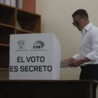 El presidente Noboa vota sin hacer declaraciones; esperará en Quito el resultado electoral