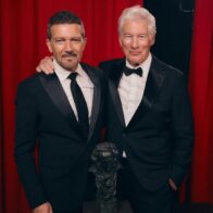Richard Gere, junto a Antonio Banderas tras recibir un Goya Internacional 2025.