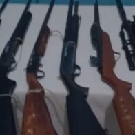 Ocupan siete armas de fuego ilegales, armas blancas y un berifón en allanamiento en Azua