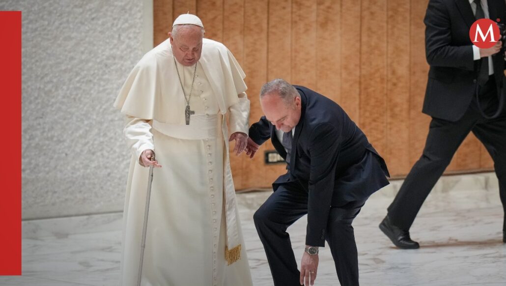 El papa se tambaleó tras romperse parte de su bastón cuando entraba en una audiencia