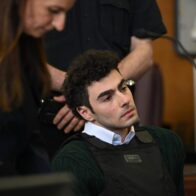 Mangione, el joven acusado de asesinar al CEO de una aseguradora, comparece ante el juez