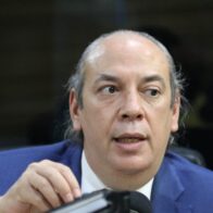 Sorprende cómo políticos, gobierno, oposición, prensa, sociedad civil y abogados, misteriosa y sumisamente, aceptan que se elija por el Consejo Nacional de la Magistratura un Procurador o Procuradora General de la República sin vistas públicas. ¿Y así se quiere asegurar su independencia, sin que la ciudadanía vea las condiciones del nominado y su perspectiva de que lo debe ser el Ministerio Público? ¿Por qué no dejaron la designación del Procurador en manos del Presidente de la República si, a fin de cuentas, lo designarían en el CNM en procedimientos secretos, sin nada de transparencia y participación ciudadana? ¿Por qué nos llevan a la carrera como caña para el ingenio? ¿Cuál es la prisa? ¿Por qué los candidatos a jueces van a vistas públicas y los nominados a adjuntos del Procurador y el propio nominado a Procurador no van a vistas públicas? ¿Qué explica esta irrazonable diferenciación? Son preguntas válidas que mueven a mucha preocupación y sospecha. Después no digan que no lo advertimos. ¡Que Dios nos ampare!