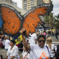 Venezolanas marchan para exigir mejores salarios y protección contra la violencia