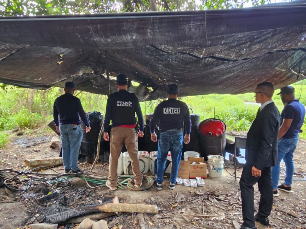 Autoridades desmantelan cuatro laboratorios clandestinos de alcohol adulterado en Monte Plata