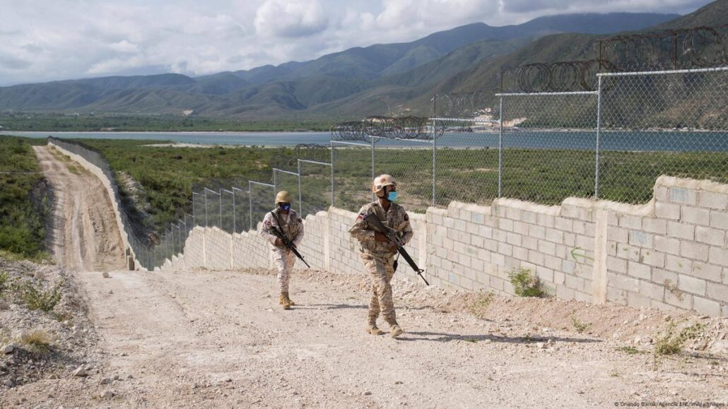 El muro entre República Dominicana y Haití, testigo mudo del trasiego en la frontera