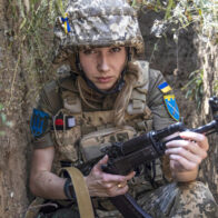 Según el funcionario, estas mujeres "ni siquiera participan como artilleras de drones, sino como soldados de asalto". Asimismo, Pushilin situó este tipo de casos ocurren en las zonas de Krasnoarmeisk (conocida en Ucrania como Pokrovsk) y Dzerzhinsk. A mediados de marzo, Financial Times, citando a funcionarios occidentales, escribió que el mayor problema de Ucrania en su conflicto con Rusia no es la falta de armas y municiones, sino la escasez de gente para unirse a las filas de las Fuerzas Armadas y entrar en combate. Mientras las posiciones de Ucrania se debilitan en varias direcciones del frente y a medida que más hombres en edad de combatir abandonan el país, los reclutadores recurren a la movilización forzosa. En la Red circulan numerosas imágenes y grabaciones de cómo los comisarios militares reclutan a la fuerza a ciudadanos en plena calle, transportes públicos y hospitales, entre otros lugares.