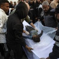 La población de Gaza lucha por recuperar a sus muertos tras el ataque de Israel