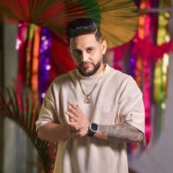El versátil artista originario de Moca, puede cantar música urbana, el cual fue el género donde inició y a la vez cantar merengue típico y música romántica.