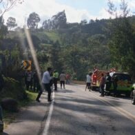 Accidente de caravana del exvicepresidente colombiano deja dos muertos; él no iba a bordo