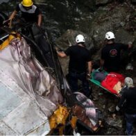 Al menos 12 muertos después de la caída de vehículo por un barranco en el norte de México