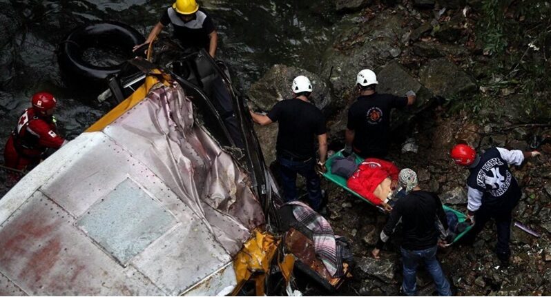Al menos 12 muertos después de la caída de vehículo por un barranco en el norte de México