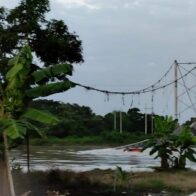 Al menos seis heridos al colapsar un puente y caer vehículos a un río en Ecuador
