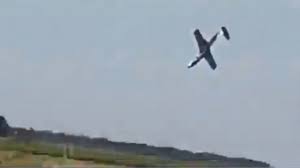 Avión militar se estrella durante espectáculo aéreo