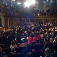 Congresistas demócratas visten de rosa en el discurso de Trump para protestar contra él