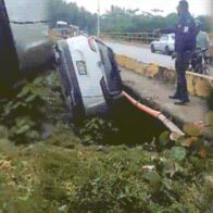 Yipeta se desliza y queda incrustada bajo puente en Nagua