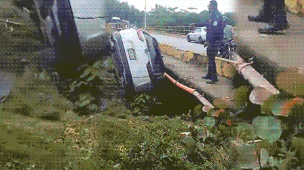 Yipeta se desliza y queda incrustada bajo puente en Nagua