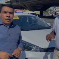 Primer pasajero en abordar una unidad eléctrica de ruta de transporte en la RD