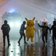 ¡Insólito! Captan a "Pikachu" huyendo de la policía.