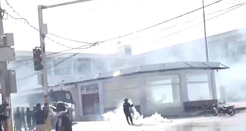 Contingente militar continúan lanzando bombas lacrimógenas y agua contra manifestantes en Friusa