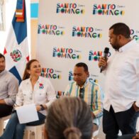 Carolina Mejía escucha y lleva soluciones a los comunitarios de Los Peralejos