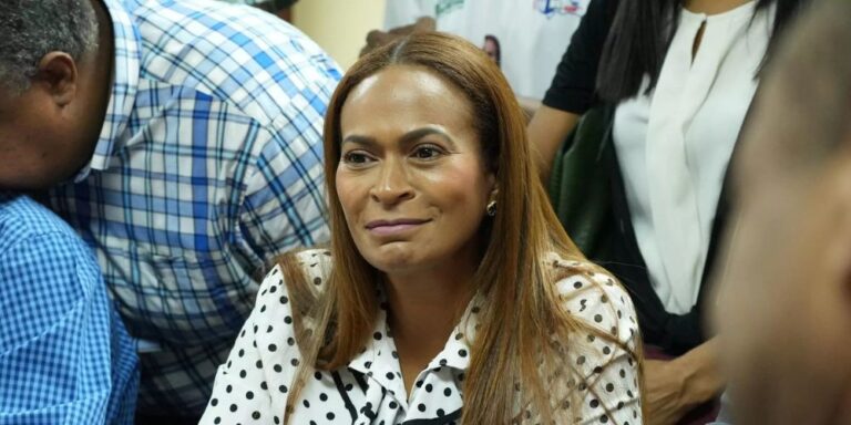 Adhamilka Espinal condena agresión policial contra maestros que exigían construcción de escuelas