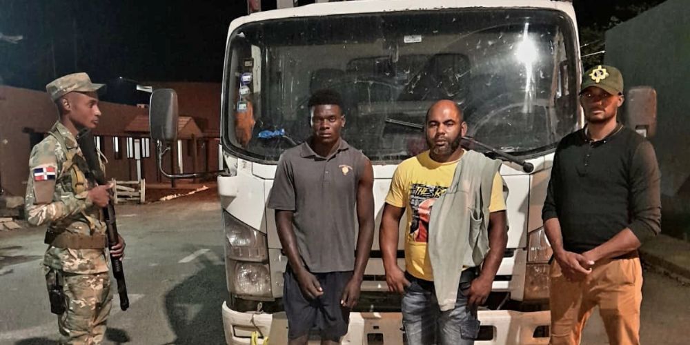 Apresan camionero ocultaba indocumentado bajo una carga de sacos en Valverde