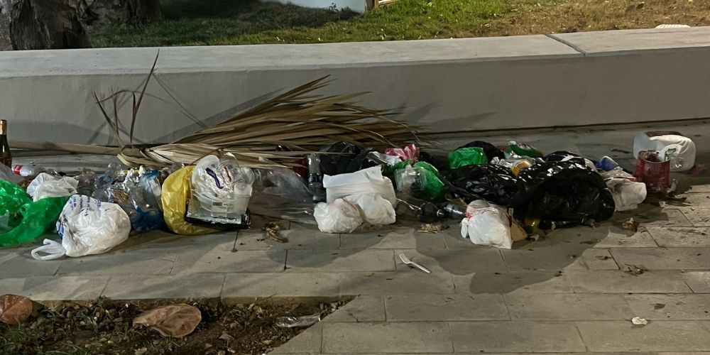 Cúmulo de basura en el malecón de Santa Bárbara de Samaná genera preocupación
