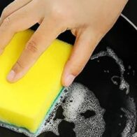 Descubren bacterias resistentes en esponjas de cocina: pueden causar infecciones y mal olor