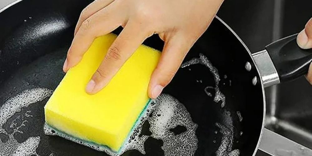 Descubren bacterias resistentes en esponjas de cocina: pueden causar infecciones y mal olor