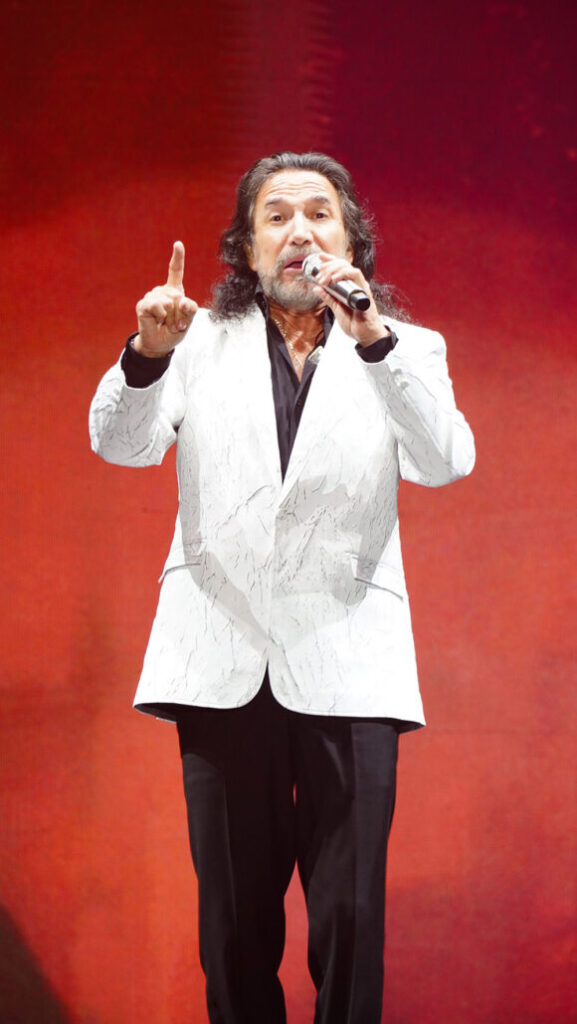 Marco Antonio Solís vuelve a conquistar a Santo Domingo en una noche de romance y nostalgia