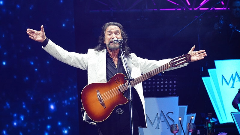Marco Antonio Solís volvió a conquistar a Santo Domingo en una noche de romance y nostalgia