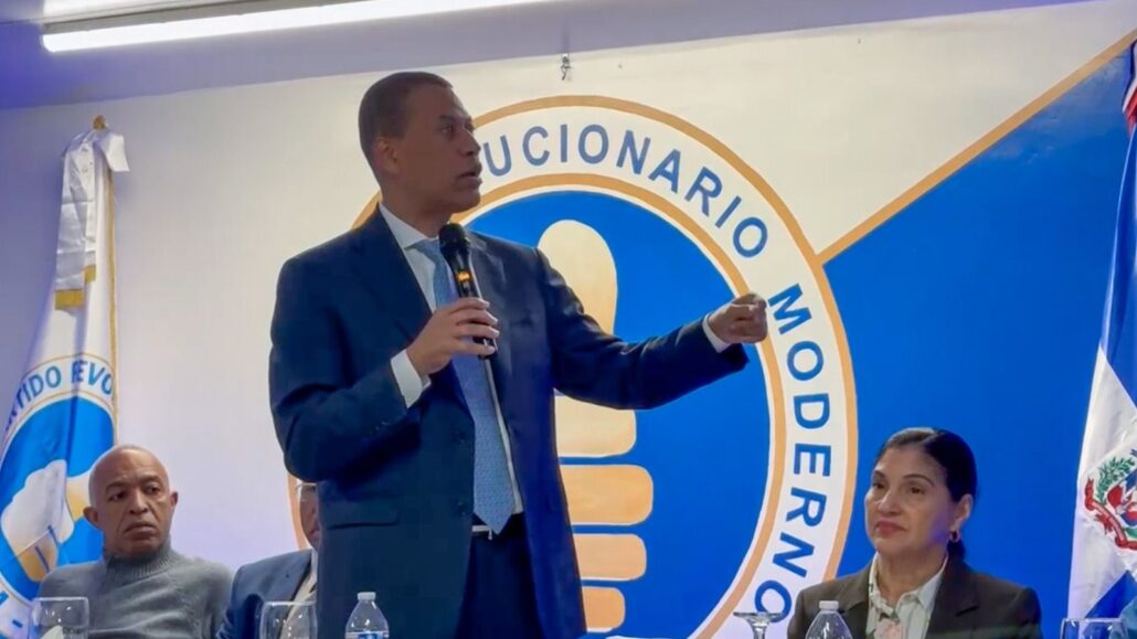 Guido Gómez Mazara durante su intervención ante decenas dirigentes de la diáspora del PRM en la Seccional New Jersey.