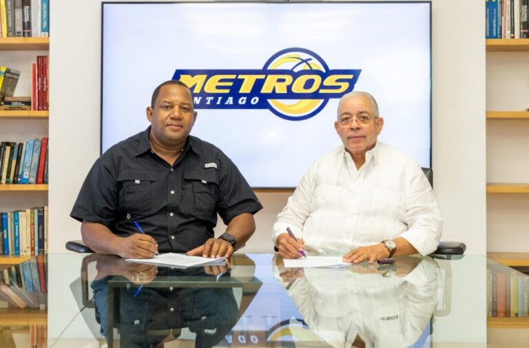 Melvyn López será el dirigente de Los Metros de Santiago para la temporada 2025 de la LNB 9 | Noticias de hoy en República Dominicana Melvin Lopez y Rovin Rodriguez al momento de la firma de contrato. 1 | Noticias de hoy en De Último Minuto