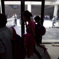 EE.UU. manda a El Salvador a los primeros deportados bajo la Ley de Enemigos Extranjeros