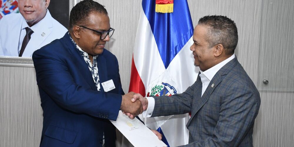 Senador Héctor Acosta recibe proyectos de ley para beneficiar artistas