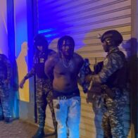 Denuncia ciudadano sufre "abuso policial" en plena vía de Santiago